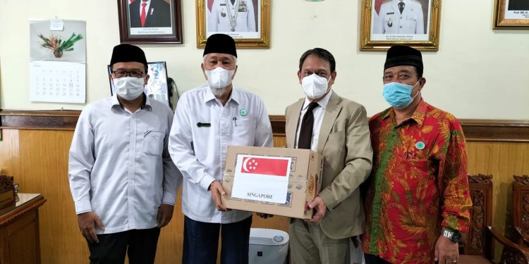 Konjen Singapura Bantu Dhuafa Melalui MUI Sumut