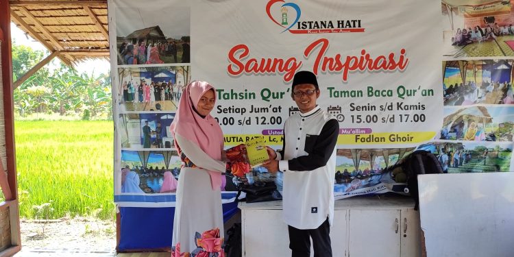 Apresiasi Guru; Founder Istana Hati Hadiahkan Sebuah Buku