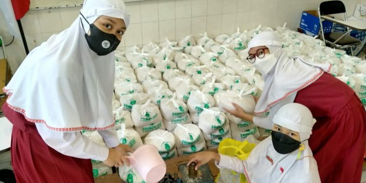 Siswa Muhammadiyah Gembira Membayar Zakat Fitri di Sekolah
