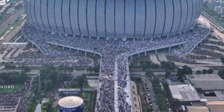 Dua Tahun tak Salat di Lapangan Terbuka Jakarta Internaional Stadium Mbludak