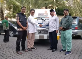 Dukung Kerja Keummatan LazisMu Asahan, Nasril Bahar Serahkan Ambulance