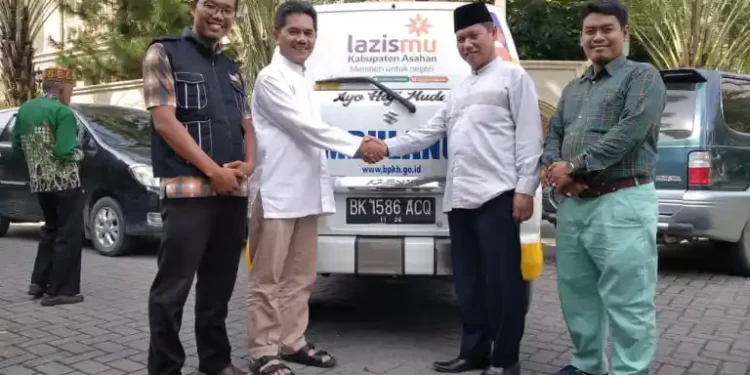 Dukung Kerja Keummatan LazisMu Asahan, Nasril Bahar Serahkan Ambulance