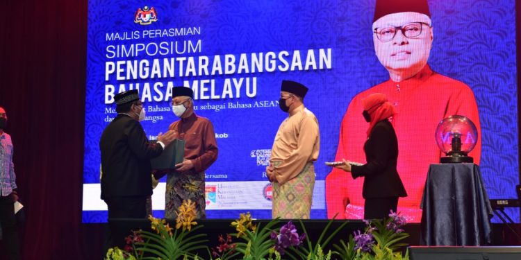Ketua PKBM UMSU Pembicara Utama Simposium Bahasa Melayu  ASEAN