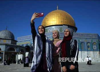Warga Palestina Lakukan Sholat Idul Fitri dengan Damai di Masjid Al-Aqsa