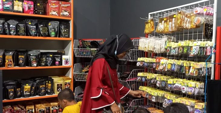 Toko souvenir Museum Tsunami diserbu wisatawan