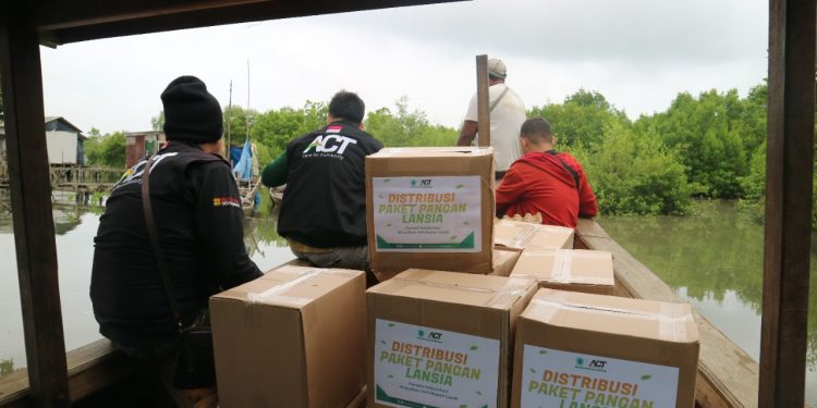 ACT Medan Salurkan Bantuan Pangan untuk Warga Nelayan Sebrang