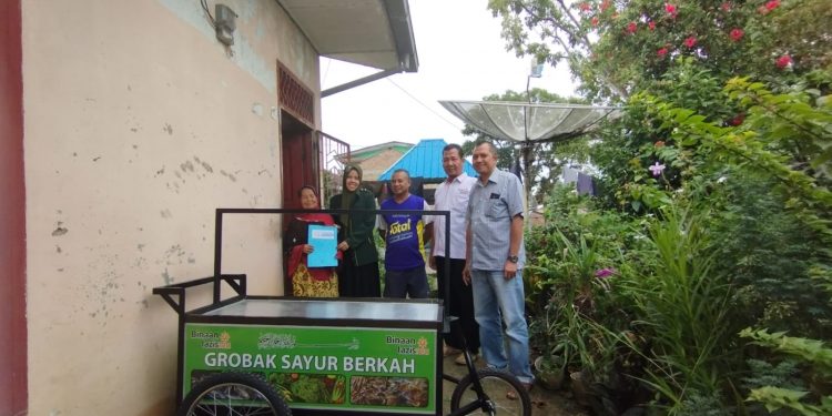 LazisMu Pematang Siantar Bantu Gerobak Sayur Nenek Berusia 71 Tahun