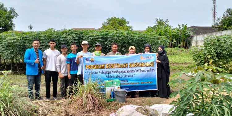 Dosen Pertanian UMSU Latih Kelompok Tani Buat Pupuk Bokasi