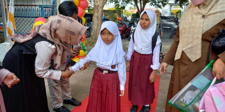 Siswa Baru SD 2 Muhammadiyah Di Sambut Dengan Karpet Merah