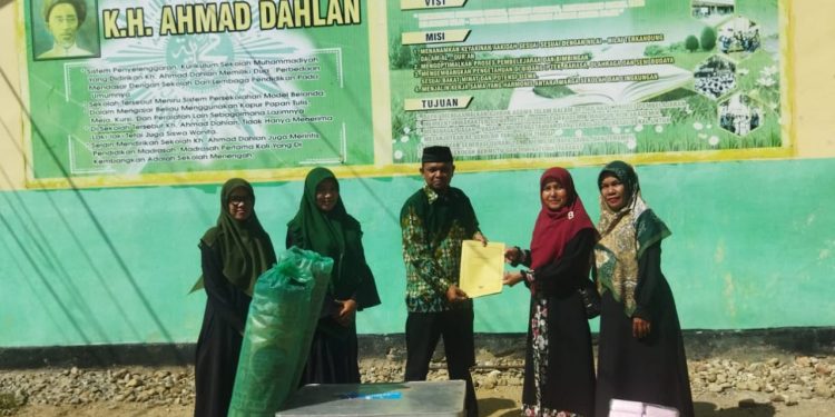 PDM Pidie Jaya Serahkan Bantuan Edukasi untuk SD Muhammadiyah Meureudu