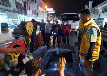 Dinas PUPR Bersihkan Sampah dan Sediman di Jalan KH Ahmad Dahlan