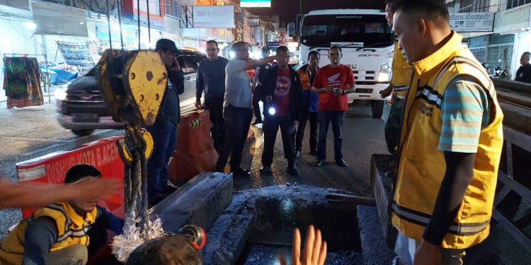 Dinas PUPR Bersihkan Sampah dan Sediman di Jalan KH Ahmad Dahlan