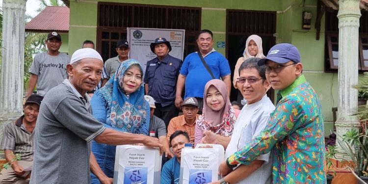 Tim PKM UMSU Tawarkan Pupuk Organik Hayati Cair Mengatasi Kesulitan Petani di Tanjung Pura Langkat