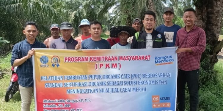 Dosen UMSU Ajari Petani Paluh Manan Bikin  Pupuk Cair Organik