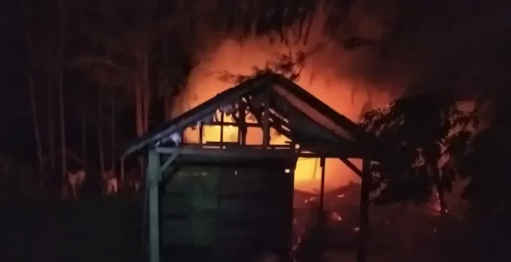 Cafe di Pantai Dayah Baro Calang hangus terbakar