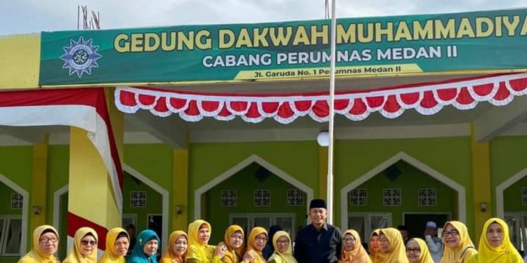 Hendra Cipta Pimpinan Upacara Bendera Peringatan Hut 77 RI di Perumnas Medan II