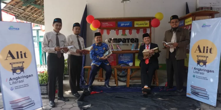 Angkringan Literasi, Jadikan Berbagai Judul Buku Sebagai Menu Bacaan