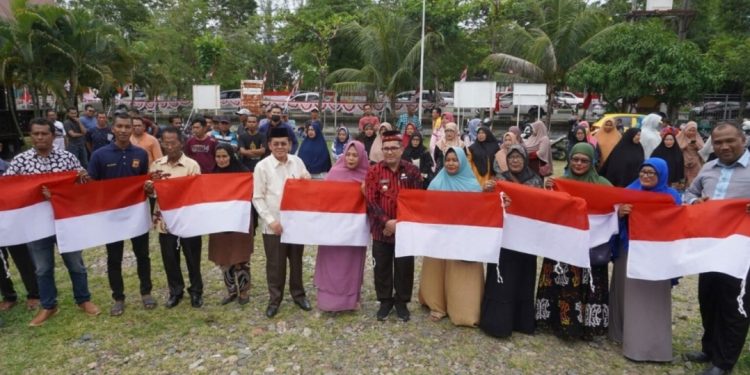 Pj Walikota Banda Aceh Bagikan Bendera sebagai Bagian Gerakan 10 Juta Merah Putih