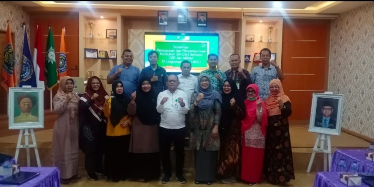 Sosialisi Penyusunan dan Penyempurnaan Kurikulum SN Dikti Berbasis OBE dan MBKM di Lingkungan FEB UMSU