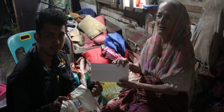 LazisMu Santuni Nenek Tua yang Tinggal Digubuk Reot