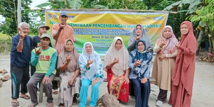 Warga Muhammadiyah Perbaungan Dilatih Buat Pestisida Nabati dan Biochar