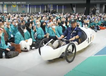 Rektor UMS Sambut Mahasiswa Baru dengan Mobil Listrik