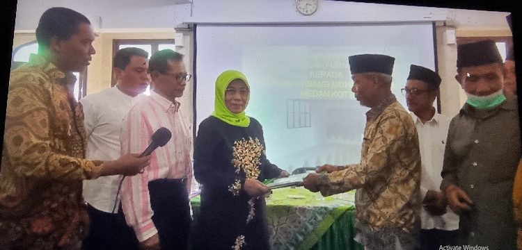 Marsma TNI-AU (Purn) Megawati Serahkan Ikrar Wakaf untuk Muhammadiyah di Medan