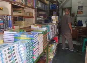 Menelusuri Toko Buku di Kampung Kauman