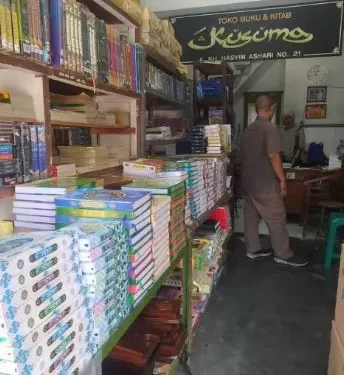 Menelusuri Toko Buku di Kampung Kauman