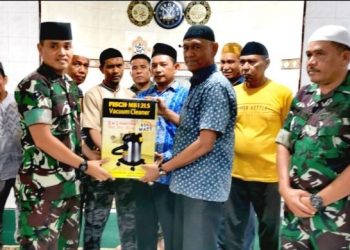 Dandim 0108 Agara Serahkan Vacum Cleaner ke Masjid Al-Marhamah
