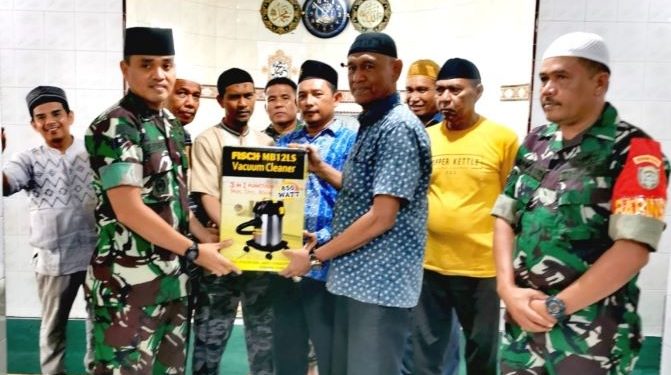 Dandim 0108 Agara Serahkan Vacum Cleaner ke Masjid Al-Marhamah