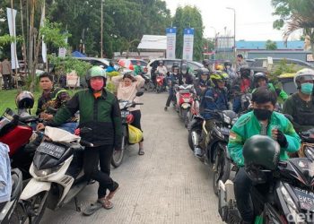 Panik Harga BBM Naik, Warga Ramai Antre di SPBU di Medan