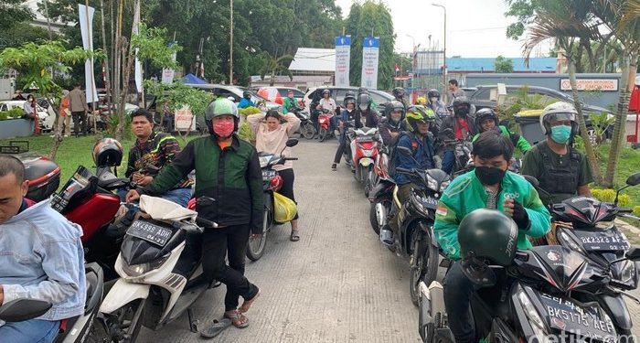 Panik Harga BBM Naik, Warga Ramai Antre di SPBU di Medan