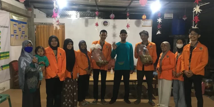 Mahasiswa KKN UAD Olah Sampah Jadi Berkah