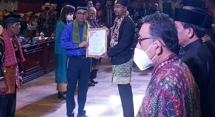 Gubernur Sumbar Berikan Anugerah Kebudayaan kepada Buya Syafii Maarif