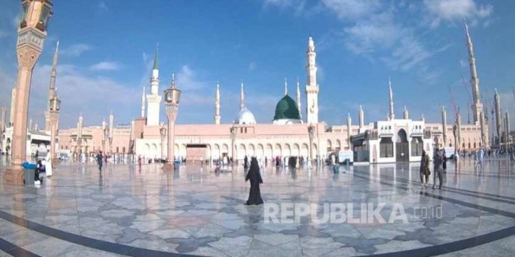 Kisah Perempuan Penyapu Masjid