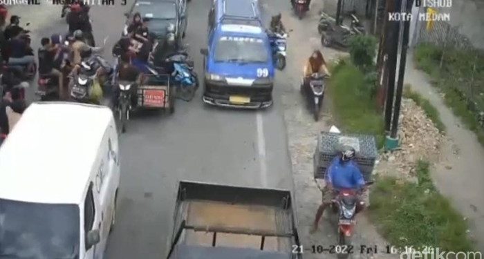 Polisi Buru Gerombolan Pelajar Konvoi Bercelurit Begal Motor di Medan