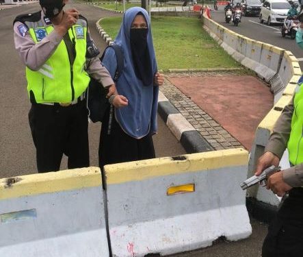 Kronologi Perempuan Dekati Istana Kepresidenan Membawa Senpi Jenis FN