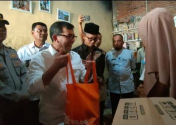 Bakri Siddiq Kunjungi Balita Hipertiroid di Gampong Peunyerat