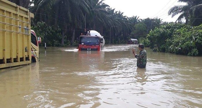 Banjir Aceh Tamiang, Hanya Truk Roda 10 yang Dibolehkan Terobos Banjir