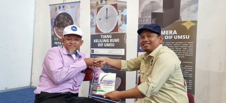 Serba-serbi Muktamar (2) : Dua Pakar Astronomi Jumpa di Stand UMSU