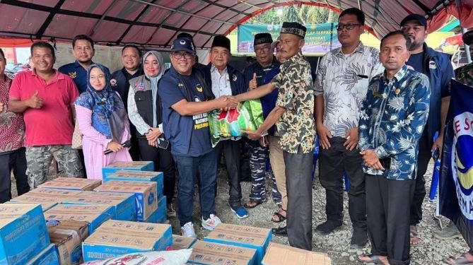 Muslim Ayub Sambangi Korban Banjir Bandang di Pengungsian di Aceh Tenggara