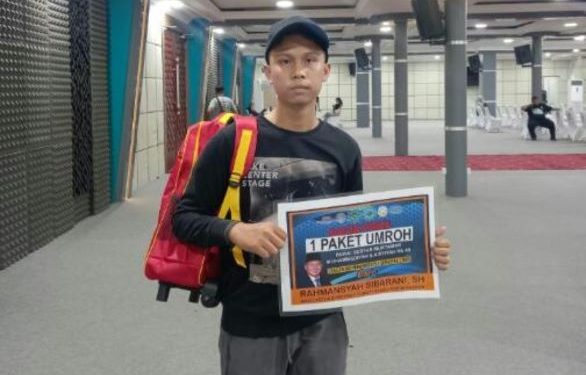 Mahasiswa FISIP UMSU Raih Paket Umrah dari Gerak Jalan Santai