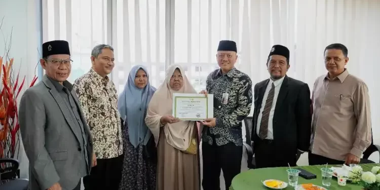 Hj Jumrotin Wakaf 1.5 Milyar ke Universitas Muhammadiyah Riau