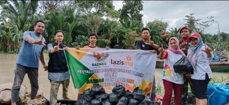 Baznas dan LazisMu Sergai Salurkan 205 Paket Bantuan Penyintas Banjir