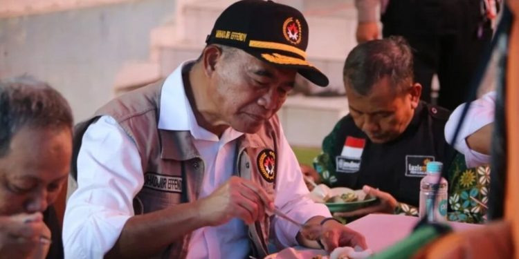 Di Cianjur, Menko PMK Muhadjir Effendy Makan di Dapur Umum Muhammadiyah