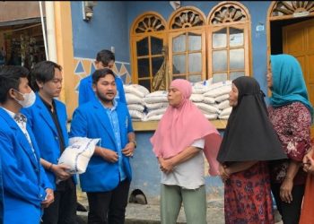 Komunitas Persaudaraan Mahasiswa UMSU Salurkan Ratusan Makanan dan Beras Disekitaran UMSU
