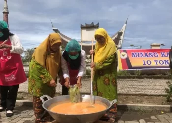 Bantu Penyintas Gempa Cianjur, ‘Aisyiyah Sumbar Masak 10 Ton Rendang