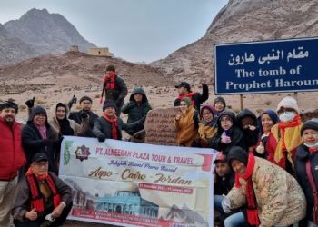 Di Kaki Kuburan Nabi Harun, Kami Berdoa di Tengah Hujan Salju yang Sangat Dingin