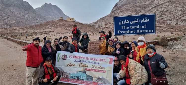 Di Kaki Kuburan Nabi Harun, Kami Berdoa di Tengah Hujan Salju yang Sangat Dingin